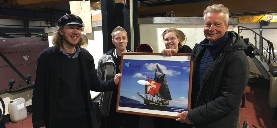 Handing over a picture of de Tukker at Talsma